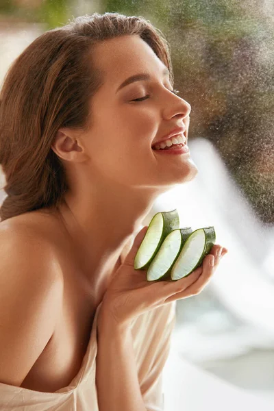 Cara de beleza. Mulher segurando fatias de fresco suculento Aloe Vera Folha. Morena macia com ombro nu, maquiagem natural e pele perfeita. Cosmético orgânico para terapia de SPA . — Fotografia de Stock