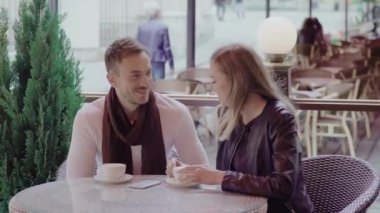Açık kafede kahve içen bir çift.