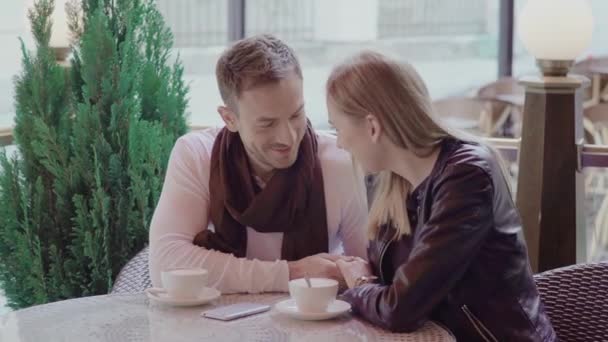 Paar trinkt Kaffee On Date im Café Outdoor — Stockvideo