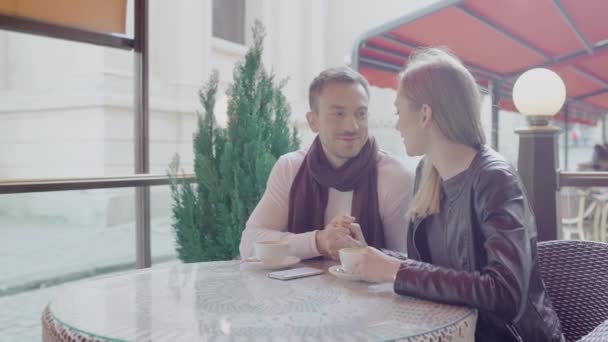 Verliebtes Paar trinkt Kaffee bei romantischem Date im Café Outdoor — Stockvideo