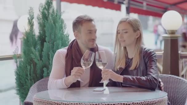 Paar trinkt bei Date Wein im Café — Stockvideo