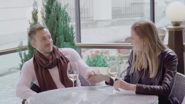 Casal no amor bebendo vinho e flertando no restaurante ao ar livre — Vídeo de Stock