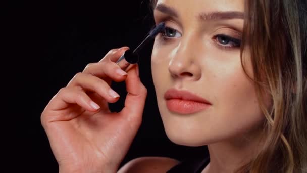 Make-up. Krásná žena aplikující řasenku na řasy — Stock video