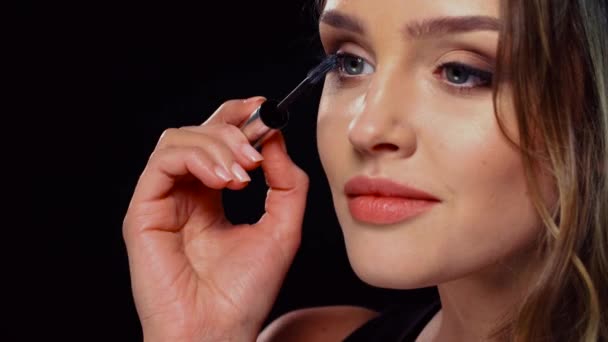 Göz makyajı. Maskarayı Kırbaçla Uygulayan Güzel Kadın — Stok video