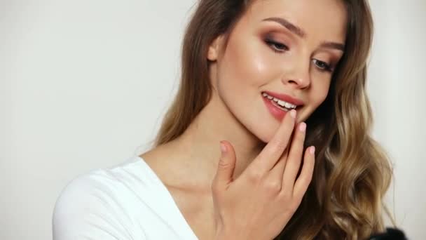 Cuidados da pele dos lábios. Mulher com beleza maquiagem tocando lábio — Vídeo de Stock
