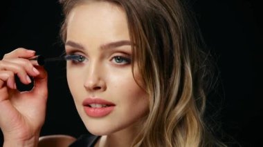 Yüz makyajı. Kirpiklere Maskara süren Kadın