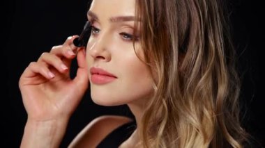 Yüz makyajı. Kirpiklere Maskara süren Kadın
