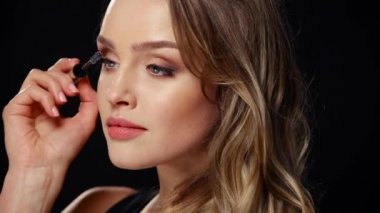 Yüz makyajı. Kirpiklere Maskara süren Kadın