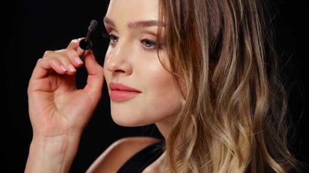 Berdandan. Perempuan Menerapkan Mascara On Eyelashes — Stok Video