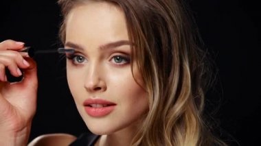 Yüz makyajı. Kirpiklere Maskara süren Kadın