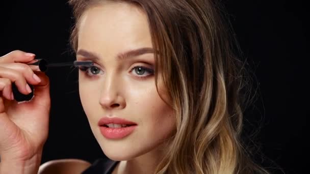 Yüz makyajı. Kirpiklere Maskara süren Kadın — Stok video