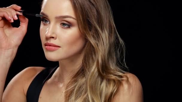 Trucco moda. Donna che fa trucco degli occhi con Mascara — Video Stock