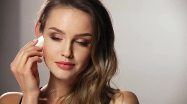Güzellik makyajı. Süngerle Yüze Kozmetik Uygulayan Kadın