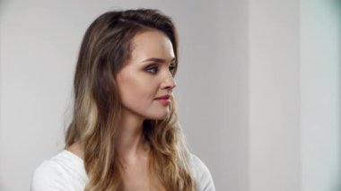 Doğal makyajlı güzel bir kadın Kameraya gülümsüyor