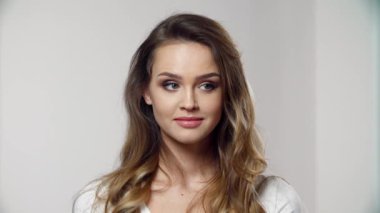 Güzellik Surat. Kameraya Gülümseyen Doğal Makyajlı Kadın