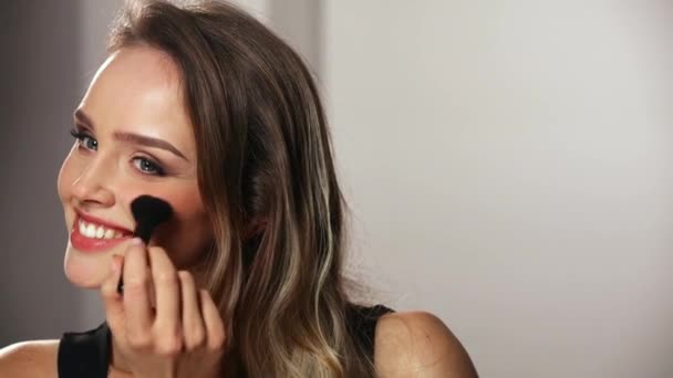 ブラシでメイクブラシを適用する美容顔を持つ女性 — ストック動画