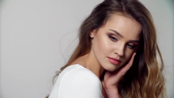 Skønhed. Portræt Smuk smilende kvinde med naturlig makeup – Stock-video