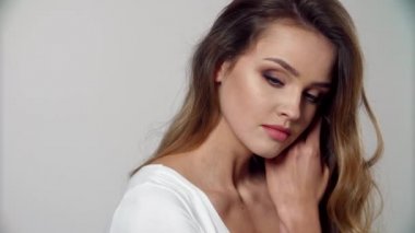 Güzellik. Doğal makyajlı gülümseyen güzel bir kadın portresi