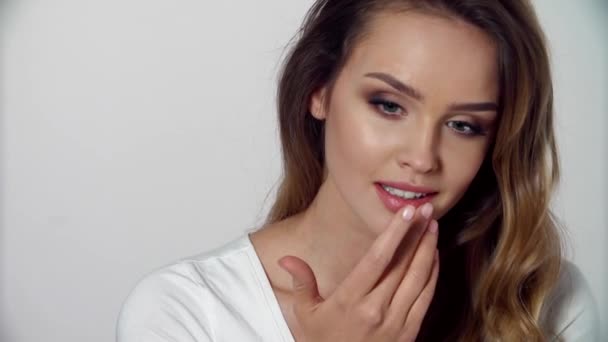 Donna con bellezza viso trucco toccare labbra pelle — Video Stock