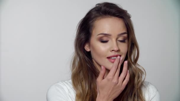 Mujer con belleza cara maquillaje tocando labios piel — Vídeo de stock