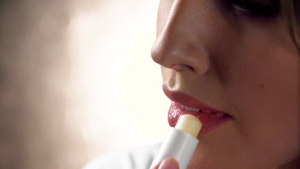 Perawatan bibir. Perempuan Menerapkan Perlindungan Bibir Balsam Penutup — Stok Video