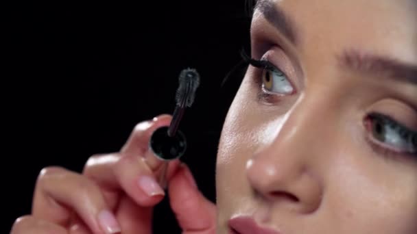 Long Lashes. Femme appliquant le mascara sur les cils Gros plan — Video