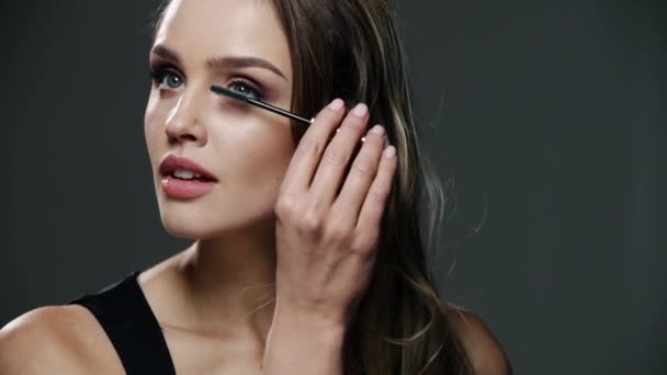 Trucco moda. Donna che fa trucco degli occhi con Mascara — Video Stock