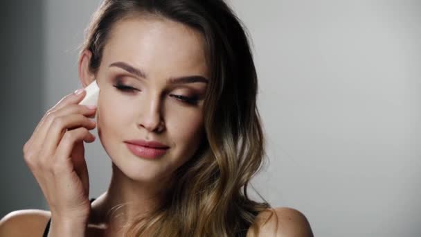 Güzellik makyajı. Süngerle Yüze Kozmetik Uygulayan Kadın — Stok video