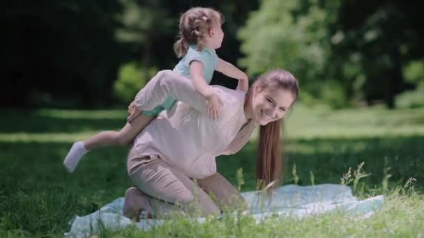 家庭的乐趣。妈妈和女儿在公园里嬉笑玩耍 — 图库视频影像