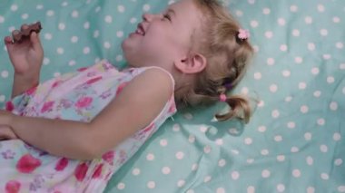 Mutlu Çocuk Gıdıklamaktan Yalan Söylüyor ve Gülüyor