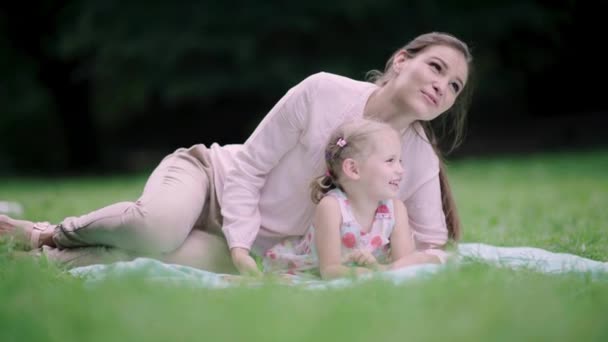 Família na Natureza. Mãe e filha se divertindo no parque — Vídeo de Stock