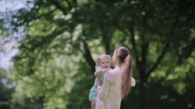 Doğadaki Aile. Genç Anne Park 'ta Kızıyla Oynuyor