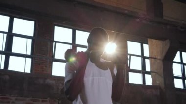 Antrenman yapıyorum. Spor adamı spor salonunda halterle kol egzersizi yapıyor.