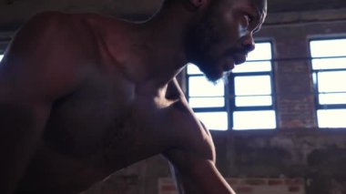 Spor adamı spor salonunda ağırlık çalışıyor.