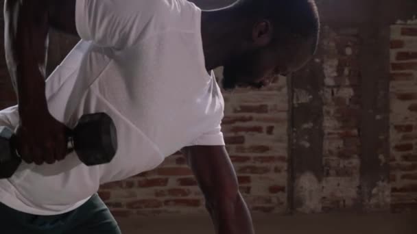 Hombre de deporte haciendo ejercicio de espalda con peso en el gimnasio — Vídeos de Stock