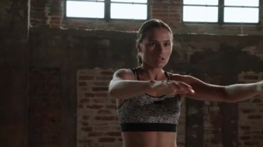 Egzersiz yap. Formda bir kadın spor salonunda spor yapmadan önce ısınıyor.