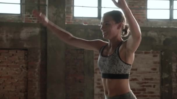 Mujer en forma haciendo ejercicio de salto jack en gimnasio de fitness — Vídeos de Stock