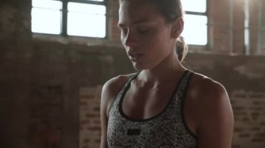 Antrenman yapıyorum. Kadın spor salonunda diz çökmüş koşuyor.