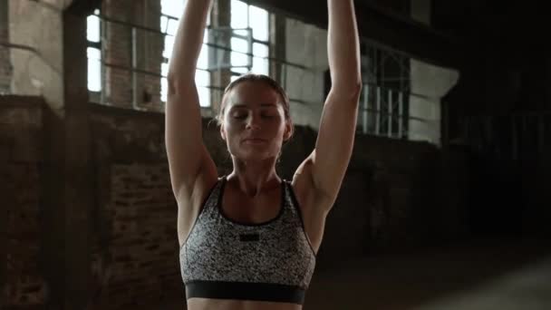 Deporte mujer haciendo ejercicio de respiración en el gimnasio después del entrenamiento — Vídeos de Stock