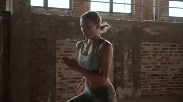 Entrenamiento. Mujer haciendo rodillas altas corriendo en el lugar de ejercicio en el gimnasio — Vídeo de stock