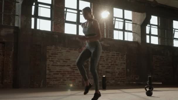 Тренування. Жінка робить високі коліна біжить на місці вправи в спортзалі — стокове відео