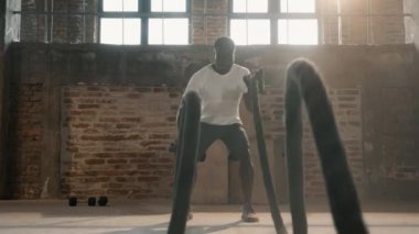 Fitness egzersizi. Spor adamı spor salonunda ip egzersizi yapıyor.