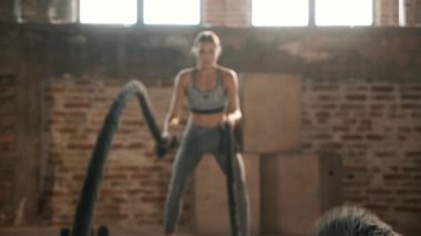 İp egzersizi. Spor kadını spor salonunda halat egzersizi yapıyor.