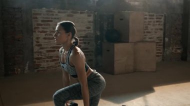 Antrenman yapıyorum. Spor salonunda spor salonundaki halterli kadın bacak egzersizi yapıyor.