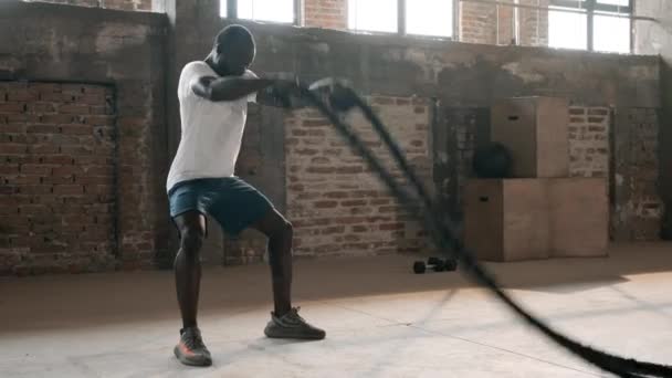 Homem do esporte fazendo exercícios de cordas de batalha no ginásio — Vídeo de Stock