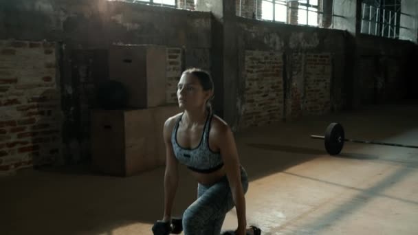 Training. Fitness-Frau macht Beingymnastik mit Hantel im Fitnessstudio — Stockvideo