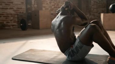 Kas egzersizi yapan sporcu, spor salonunda spor yapan sporcu.