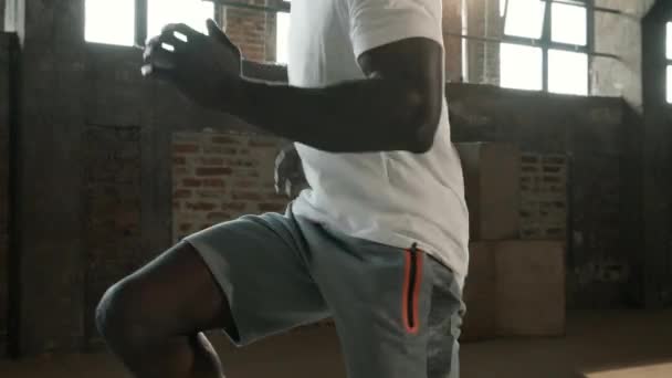 Edzés. Fit férfi fut a helyén, csinál kardio edzés a tornateremben — Stock videók