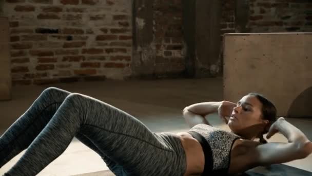Fitness kadını spor salonunda karın kası egzersizi yapıyor. — Stok video