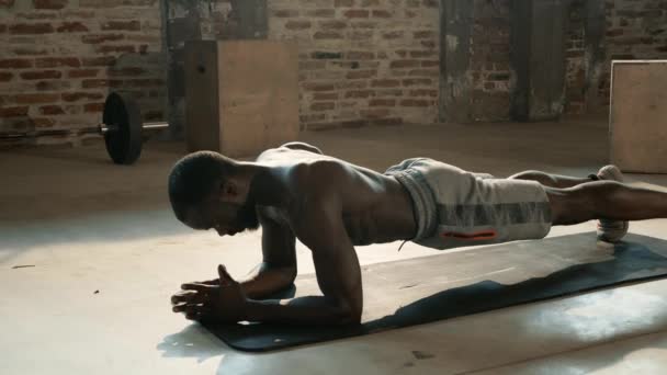 Спортивный человек делает доску упражнения, фитнес-тренировки в тренажерном зале — стоковое видео
